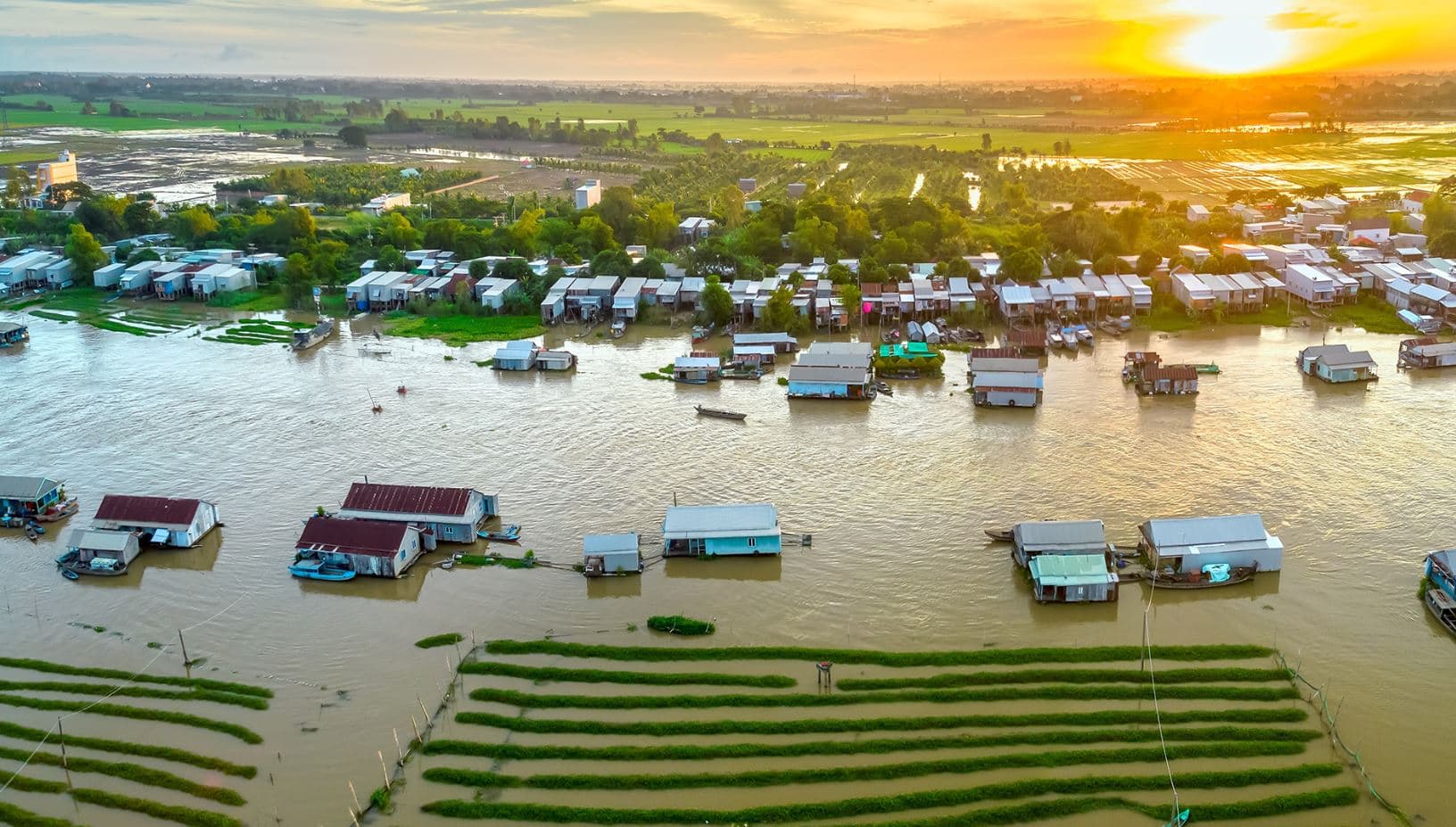Përmbytje dhe rrëshqitje dheu, 8 të vdekur në Vietnam
