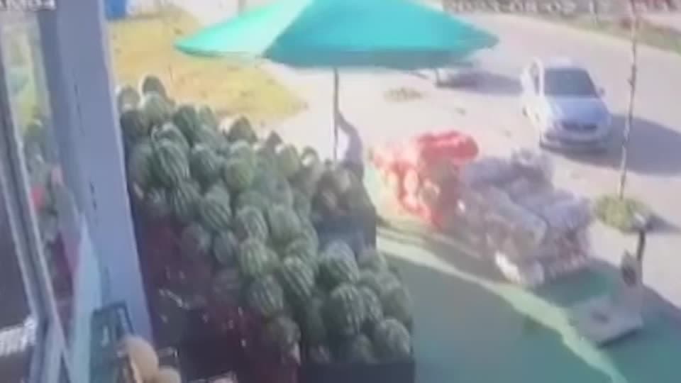 Përpiqet të mbajë ombrellën, shitësin e merr era bashkë me të (VIDEO)