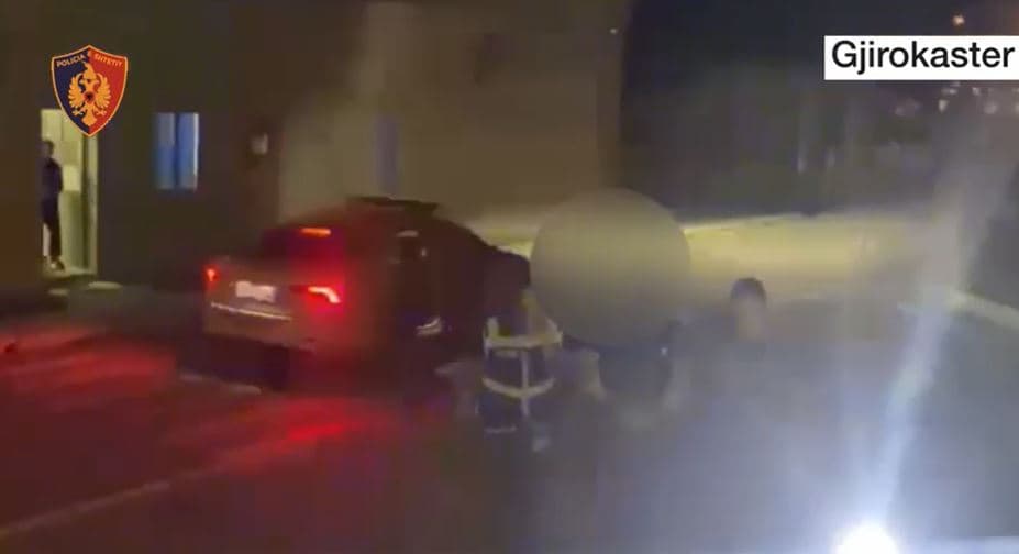 Transportonin emigrantë kundrejt pagesës, ndalohet 25-vjeçari dhe dy bashkëpunëtorët e tij 