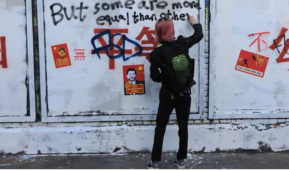 Parullat e propagandës kineze kthejnë murin e artit në Londër në një vend proteste kundër Pekinit