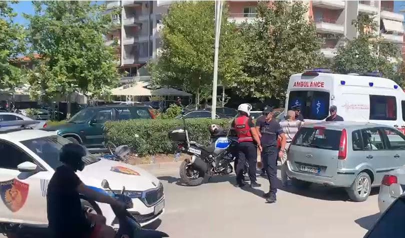 Aksident në Vlorë, makina përplas këmbësorin tek vijat e bardha
