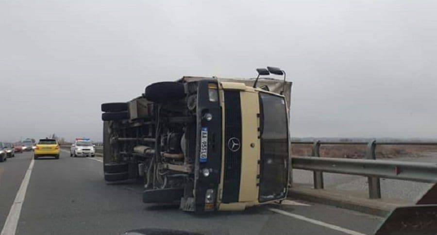 Kamioni del nga rruga në Maliq, plagosen tre persona