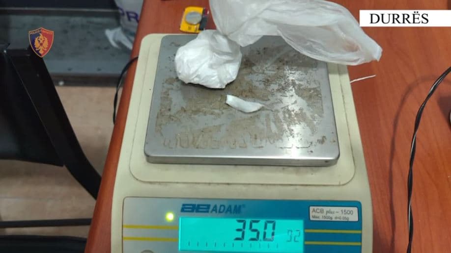 Përshtatën agjencinë e sigurimeve për të shitur kokainë dhe kanabis, 3 të arrestuar në Durrës