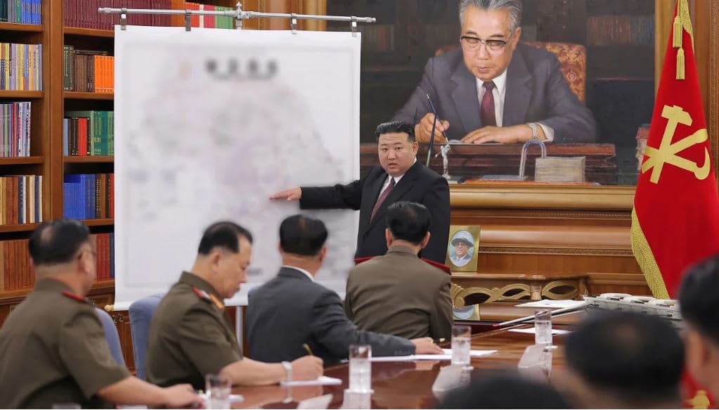Kim Jong Un shkarkon gjeneralin e lartë, urdhëron ushtrinë të bëhet gati për luftë