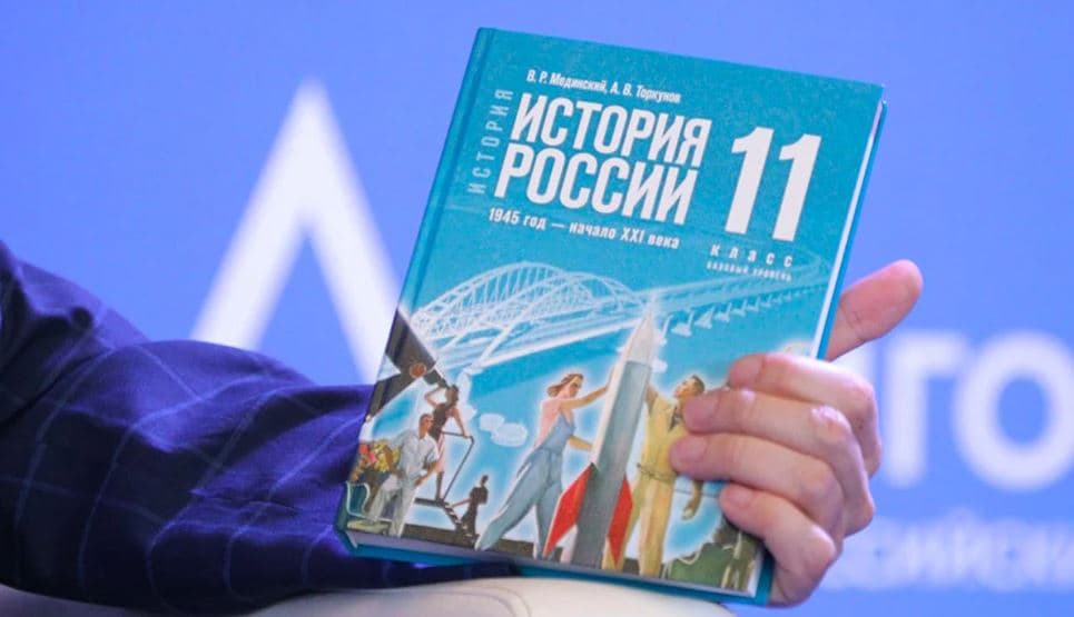 Tekstet shkollore në Rusi do mësojnë se lufta në Ukrainë është e drejtë dhe e kërkuar nga Perëndimi