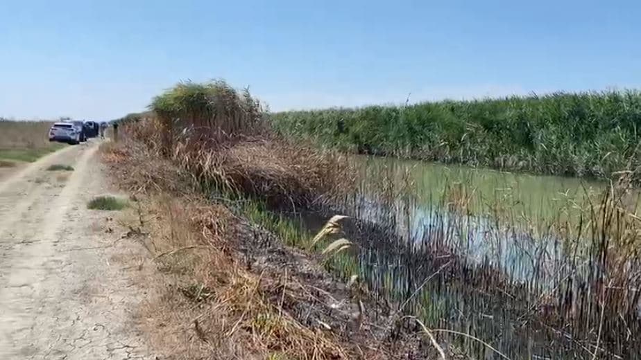Bie në kanal duke peshkuar, humb jetën i riu në Fier