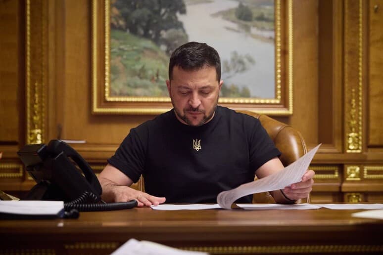 Korrupsioni në ushtri, Zelensky shkarkon të gjithë shefat e rekrutimit