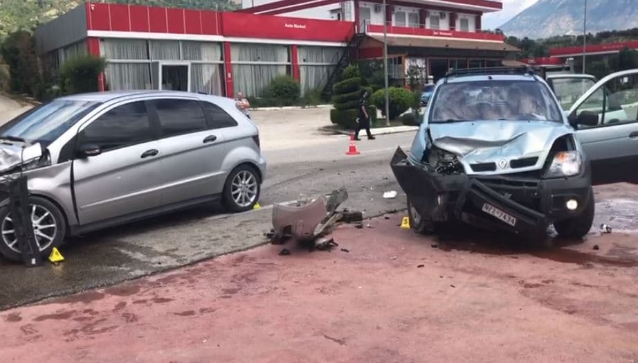 Përplasen dy makina në Tepelenë-Gjirokastër, 3 të plagosur 