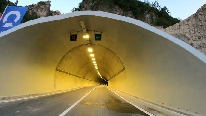 Merr flakë në ecje e sipër një makinë pranë tunelit të Skërficës