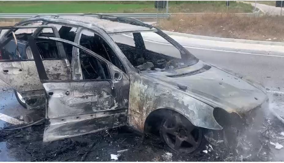 Vlorë, përfshihet nga flakët një makinë