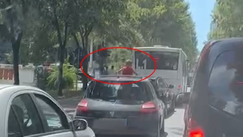 Jashtë dritares në makinën gjatë lëvizjes/ Gjobitet me 6 mijë lekë shoferi në Elbasan