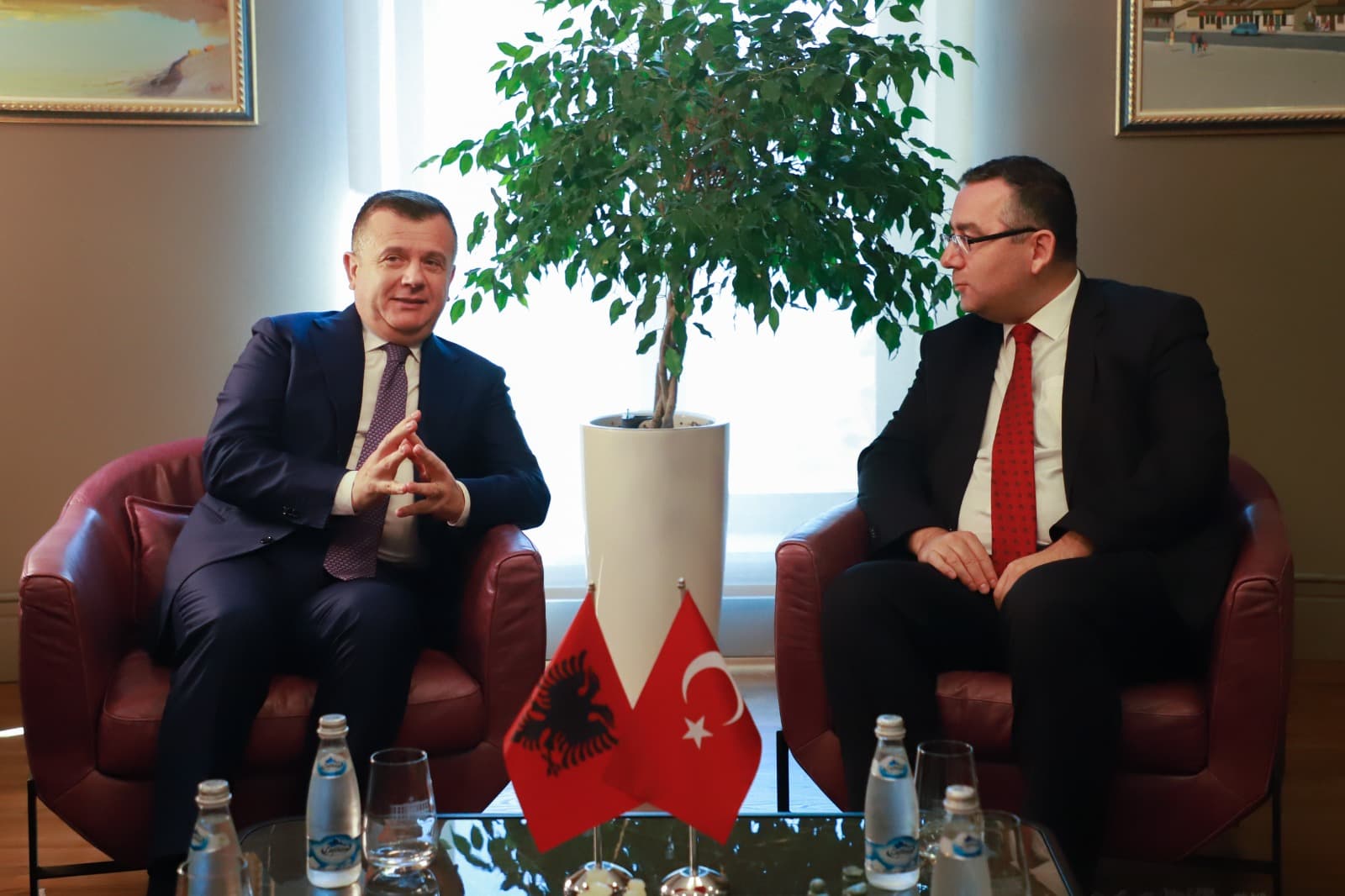 Balla takon ambasadorin turk: Forcim bashkëpunimit kundër trafiqeve dhe krimit