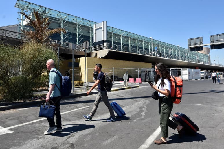 Vullkani Etna në aktivitet shpërthyes, mbyllet aeroporti i Katanias