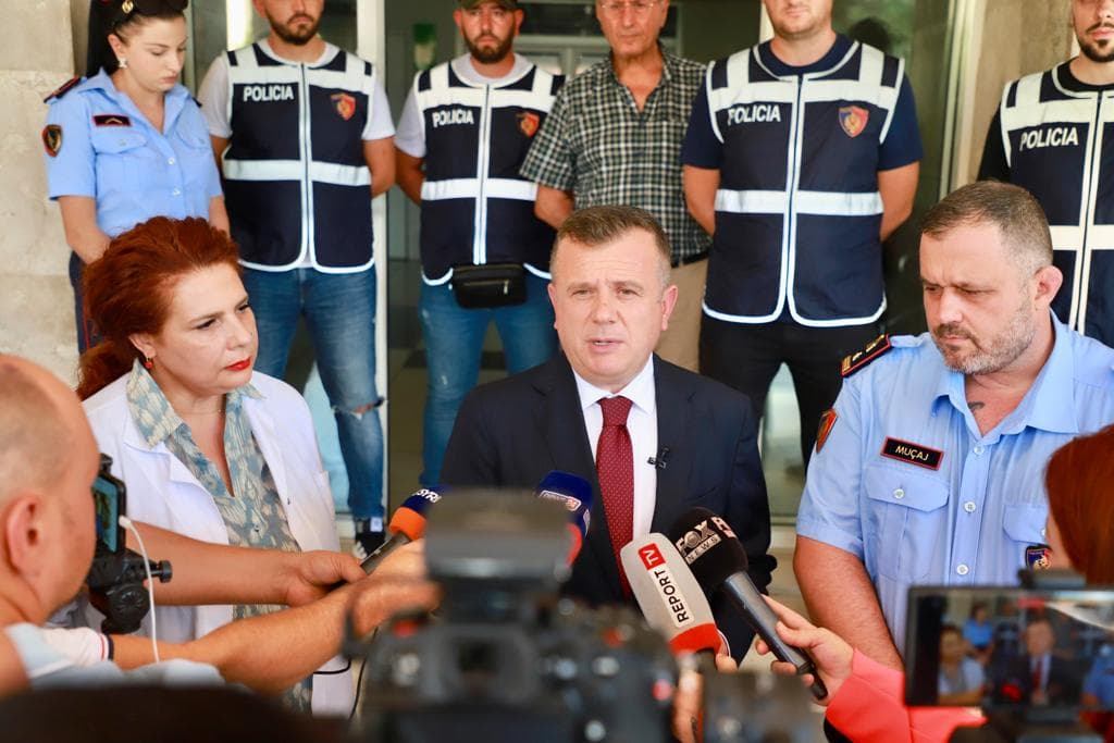 Balla viziton policin e plagosur në Himarë: Gjendja vazhdon e rëndë