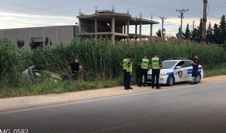 Makina del nga rruga në Lushnjë-Berat, plagosen bashkëshortët dhe 3 fëmijët e mitur