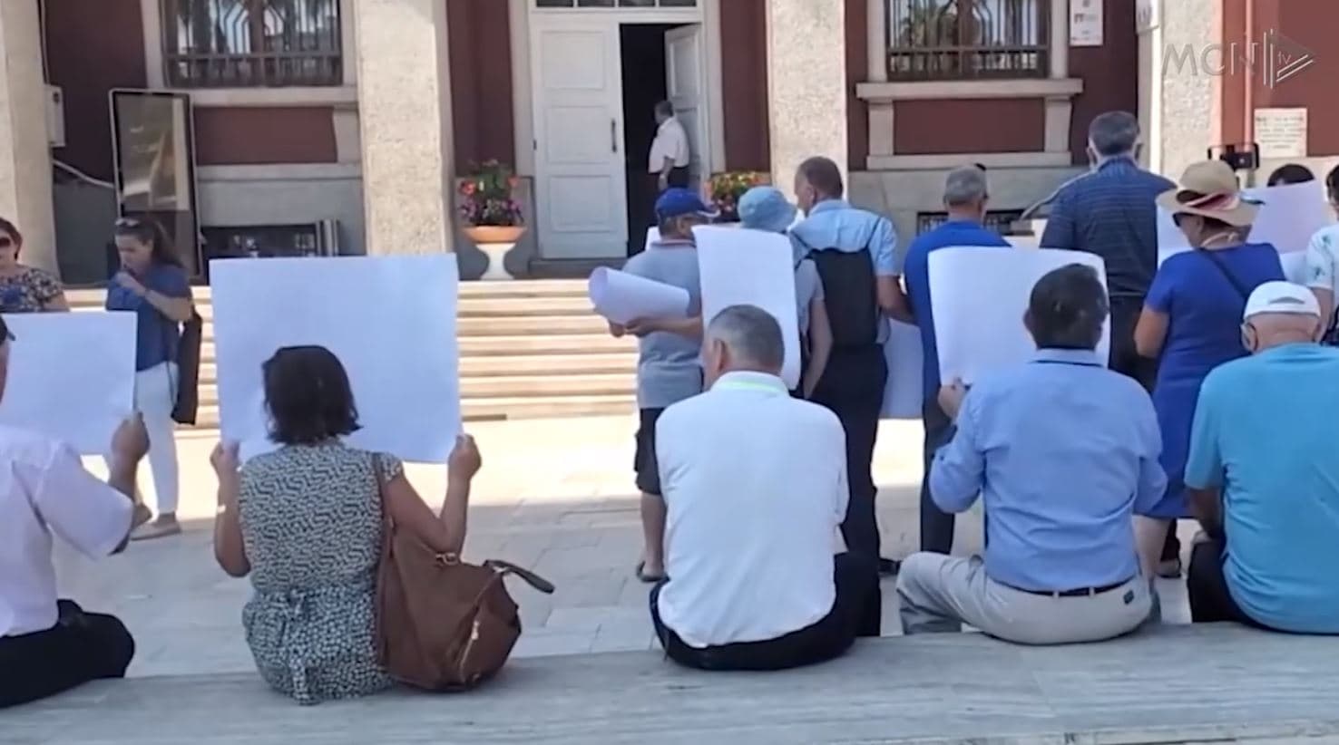 Personat me aftësi ndryshe s’marrin pagesat. Drita Basha: Bashkia e Durrësit u tall, për fukaranë s’mendon njeri (VIDEO)