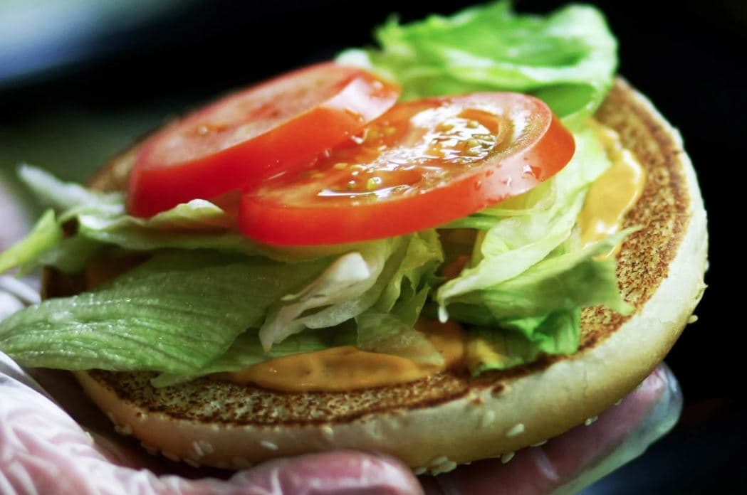 Burger King në Indi ndjek McDonald’s, heq domatet nga menuja