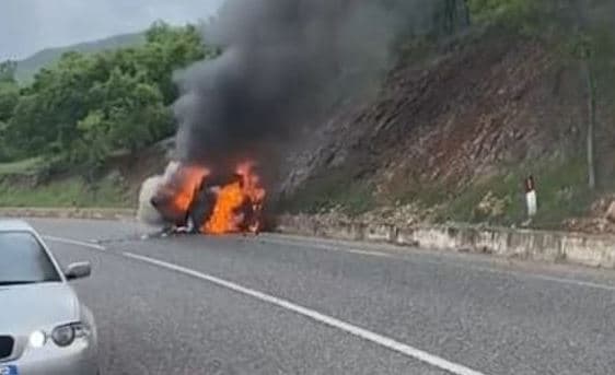 Merr flakë në lëvizje makina në aksin Librazhd- Qafë Thanë
