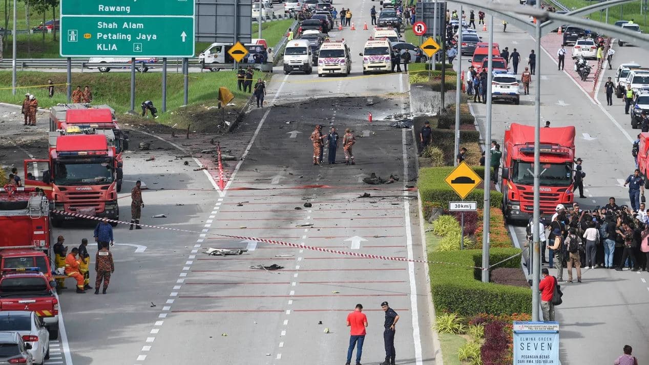 Malajzi/ Avioni rrëzohet në autostradë, humbin jetën 10 persona