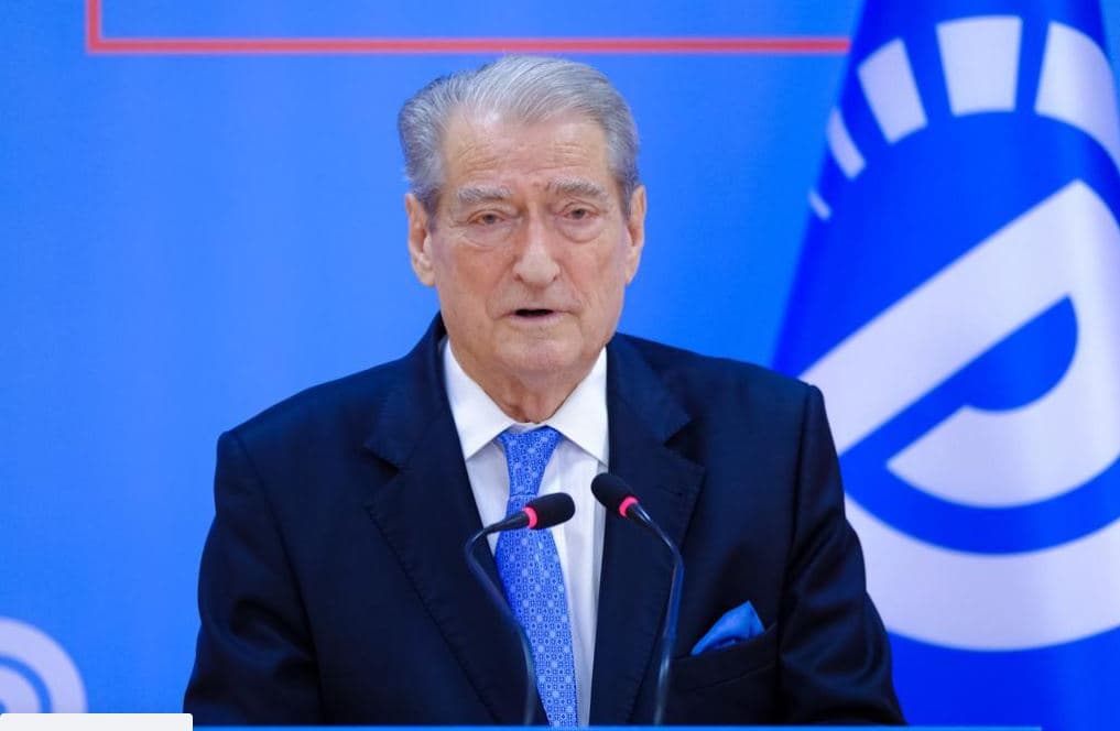 Berisha: McGonigal përgatiti dosjen manipulative për shpalljen time non-grata, SKAP-i i partisë po hesht