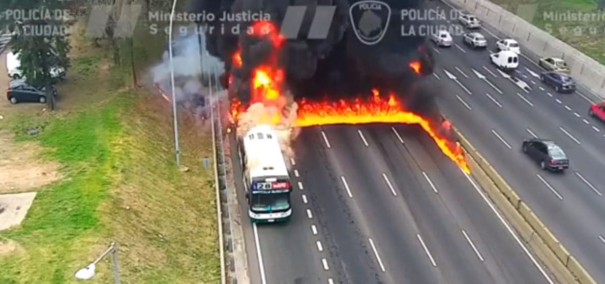 Merr flakë autobusi, rrjedhja e karburantit ndez gjithë autostradën (VIDEO)