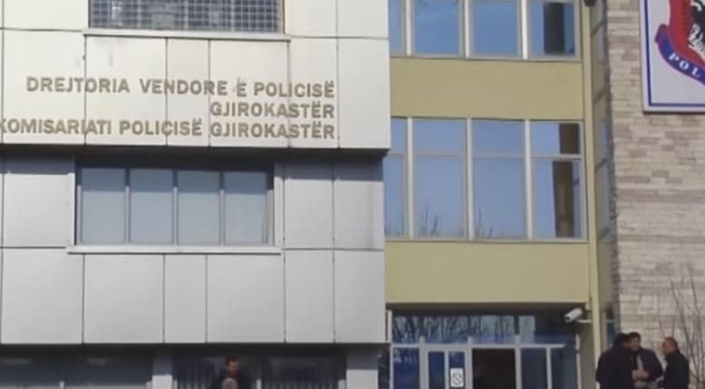 Goditi me grusht dhe shtyu nga shkallët një person në Gjirokastër, arrestohet 38-vjeçari