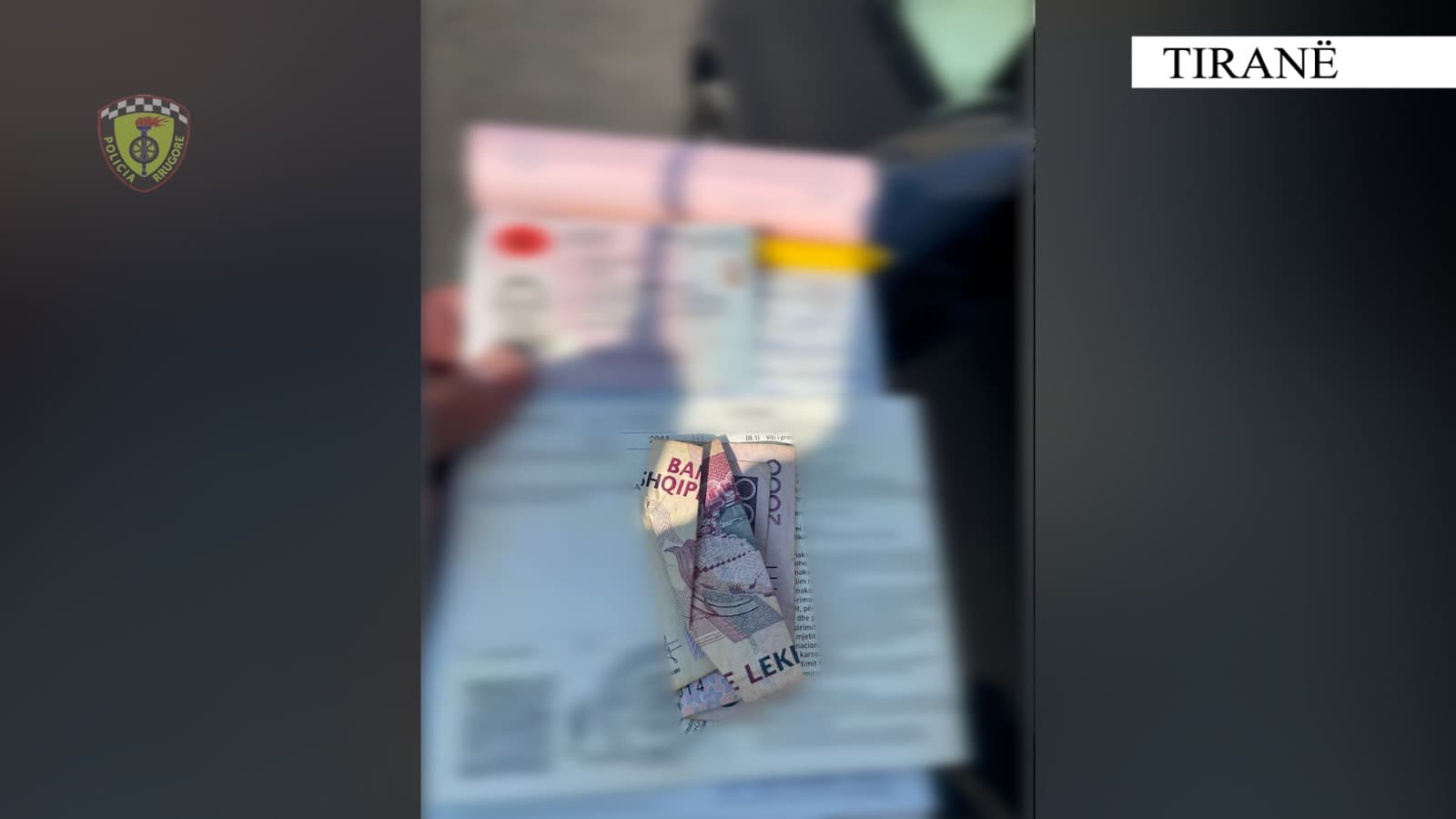 Tentoi të korruptojë punonjësit e Policisë/ Procedohet penalisht shoferi në Tiranë
