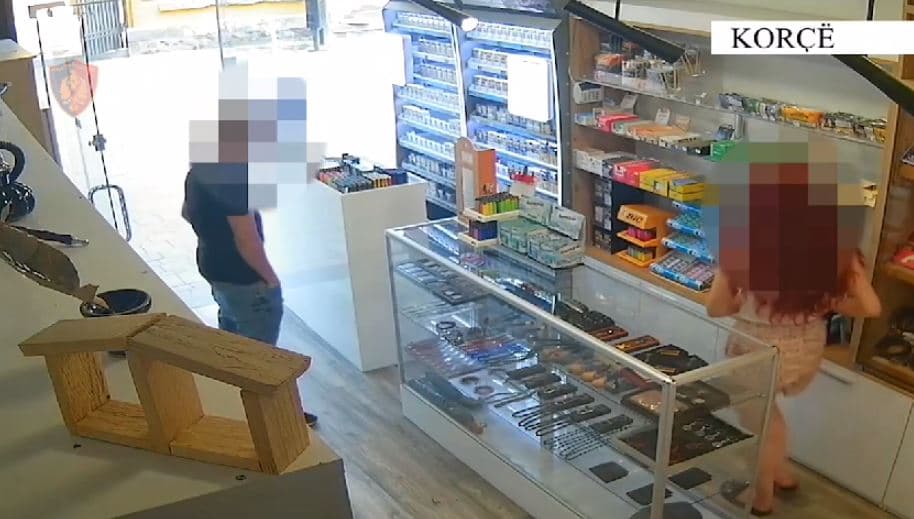 Vodhi shuma parash nën kërcënimin e thikës në tre biznese, arrestohet 23-vjeçari në Korçë