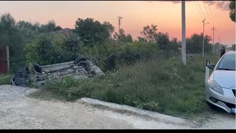Makina del nga rruga dhe përfundon në kanal/ Plagoset shoferi në aksin Fier-Seman