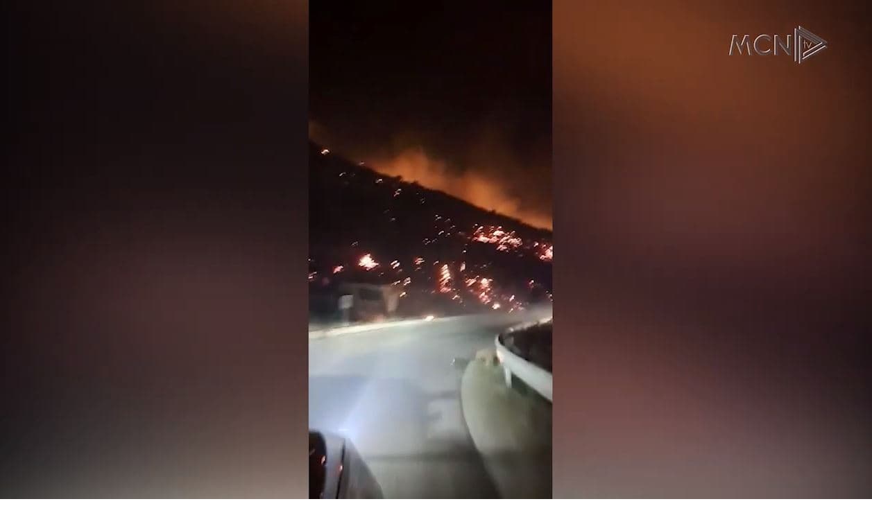  Zjarri shkrumbon kodrat e Qeparos/ Në vendngjarje zjarrfikës dhe helikopteri i FA (VIDEO)