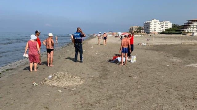Dyshime për arrest kardiak/ Ndërron jetë 55-vjeçari në plazhin e Darëzezës