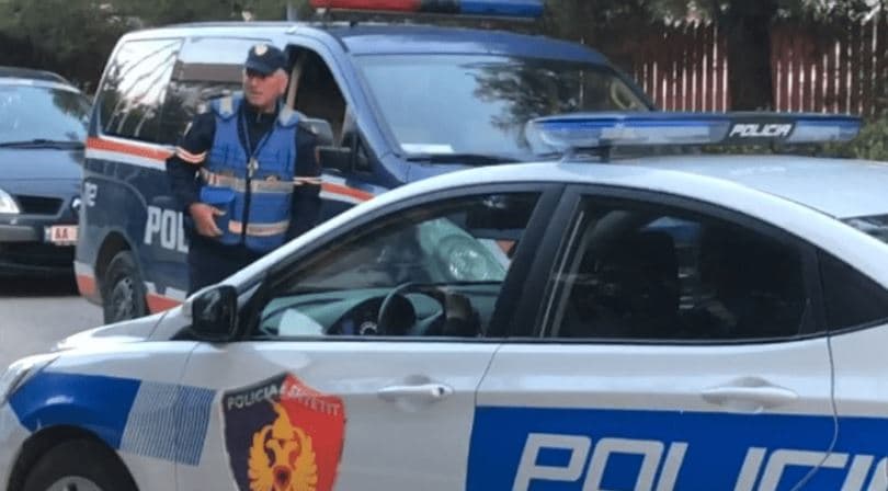 Shqetësoi pasagjerët në avion dhe u konfliktua me ta, arrestohet 23-vjeçari në Rinas, kundërshtoi edhe efektivët e policisë