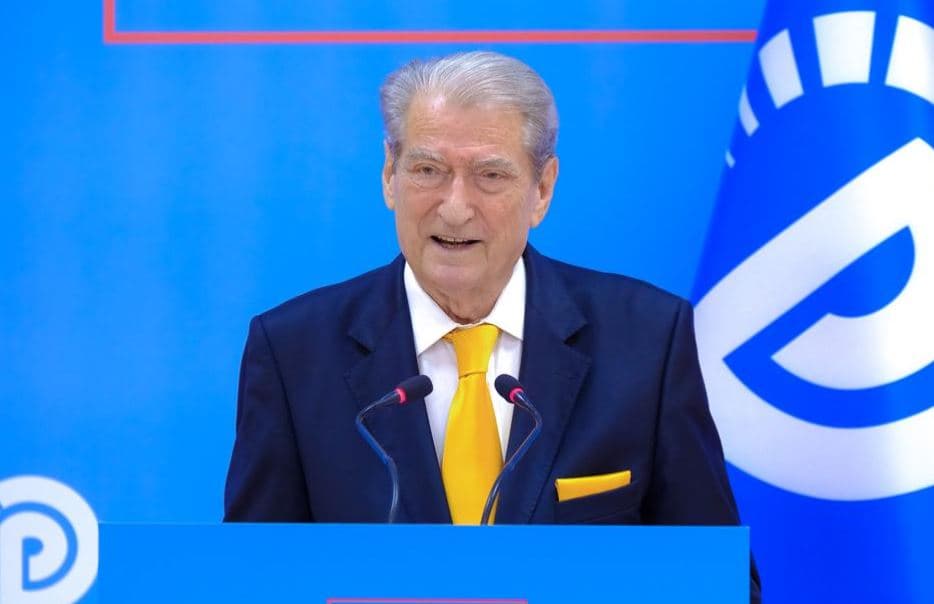 Berisha denoncon: SPAK operon me kontrata të falsifikuara! Të ngrihemi sa më parë në protesta të fuqishme 