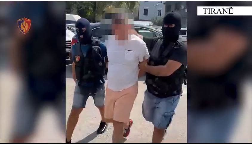    Në kërkim ndërkombëtar për krijimin e skemave piramidale/ Arrestohet në Rinas 61-vjeçari nga Koreja e Jugut
