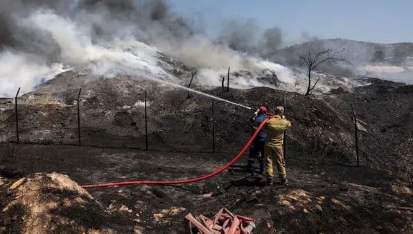Një i vdekur dhe tetë të plagosur nga zjarret në Greqi