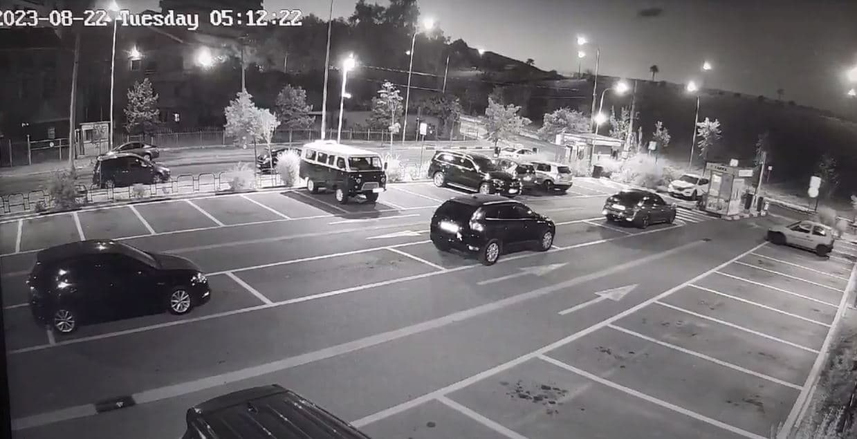 “Fluturoi” me makinë mbi digën e liqenit, shoqërohet 26-vjeçari