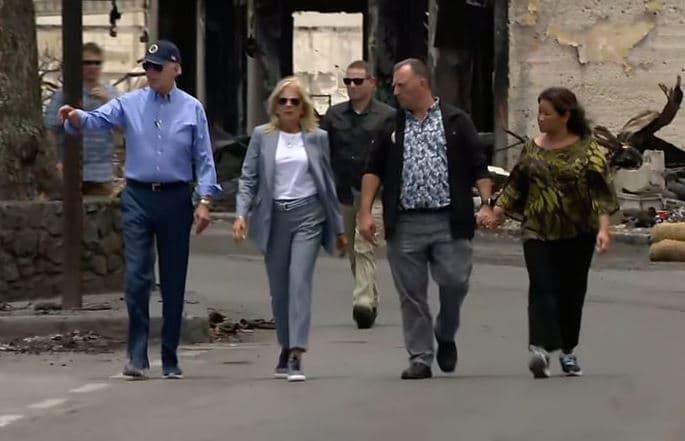 Biden viziton Havain e shkatërruar nga zjarret
