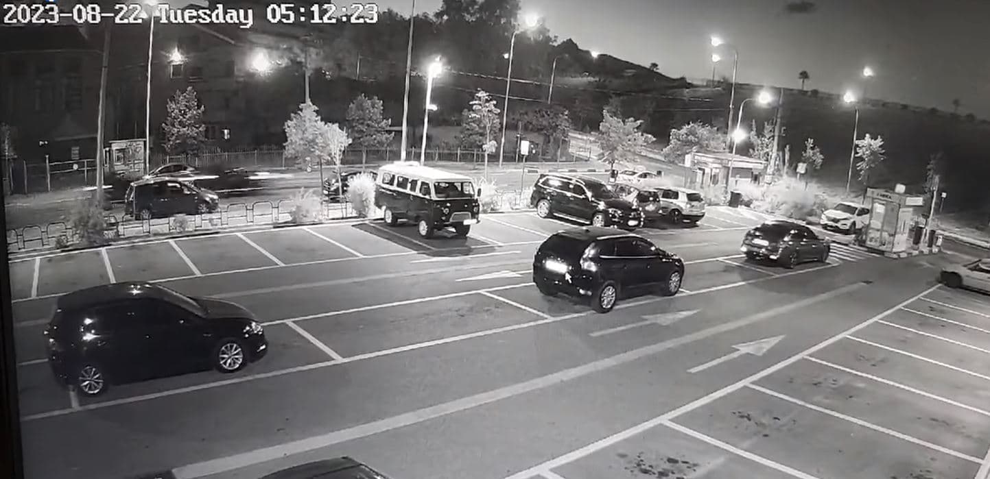 Me shpejtësi skëterrë, momentet kur BMW X6 “fluturon” drejt pedonales së liqenit (VIDEO)