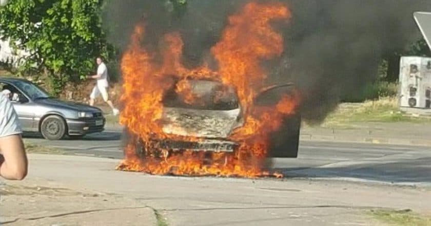 Përfshihet nga flakët makina në aksin Lezhë-Milot, drejt vendngjarjes dy zjarrfikëse 
