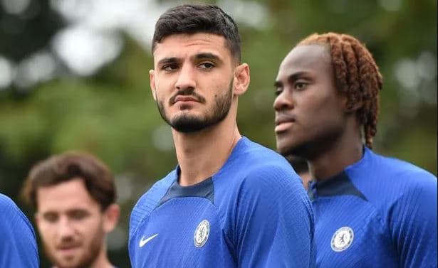 Broja rikthehet në stërvitje, Chelsea në kërkim të një sulmuesi