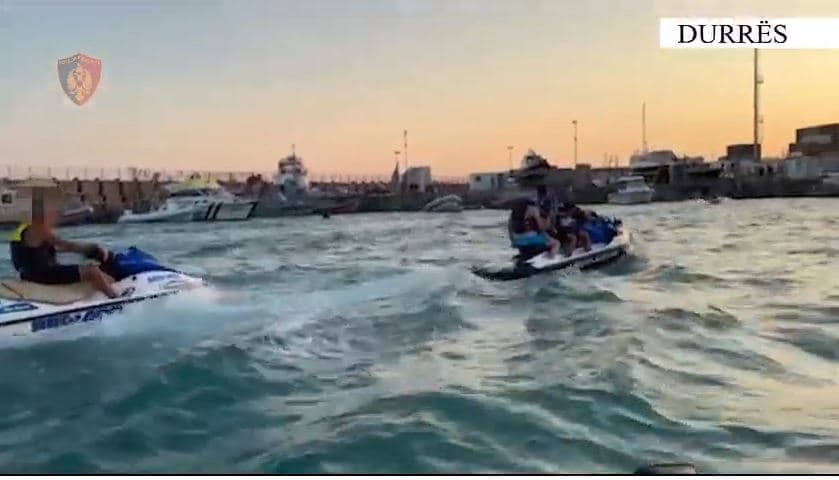 Rrezikuan të fundoseshin në det pasi Jet Ski pësoi defekt, policia shpëton dy turistët
