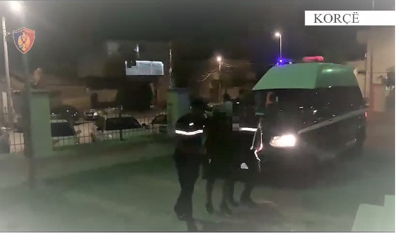 Tentoi të vriste 41 vjeçarin dhe kanosi djalin e tij/ Arrestohet 23 vjeçari në Korçë, procedohet penalisht i vëllai