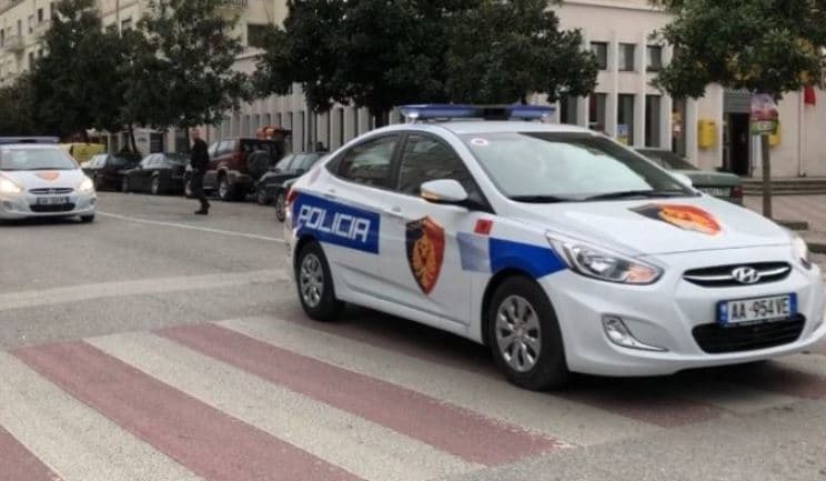 Aksidenti tek Liqeni Artificial, shpallet në kërkim 28-vjeçari që po drejtonte mjetin. Pronari Eldi Allushi fshehu ngjarjen bashkë me një tjetër