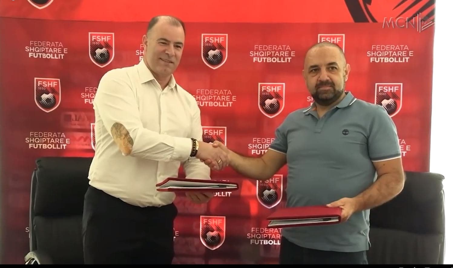 Futbolli shqiptar për 3 sezone në MCN/ Firmoset kontrata me FSHF për transmetimin e ndeshjeve (VIDEO)