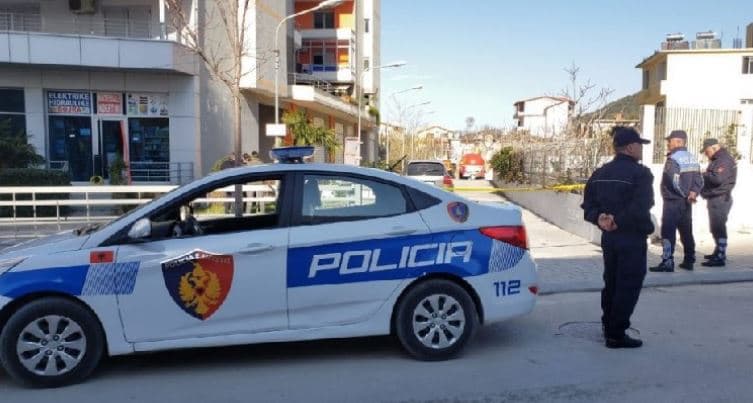 Durrës/ I merrnin para qytetarëve që parkonin në hapësirë publike, arrestohet një person, procedohet një tjetër