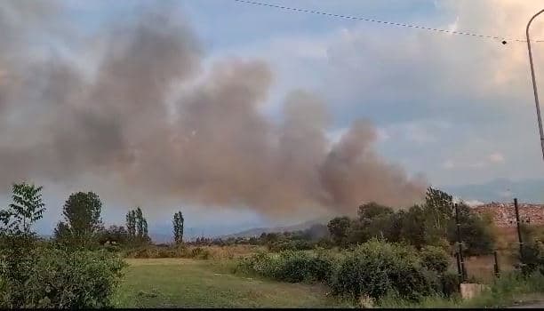 Video/ Zjarr dhe shtëllunga tymi te inceneratori i Elbasanit