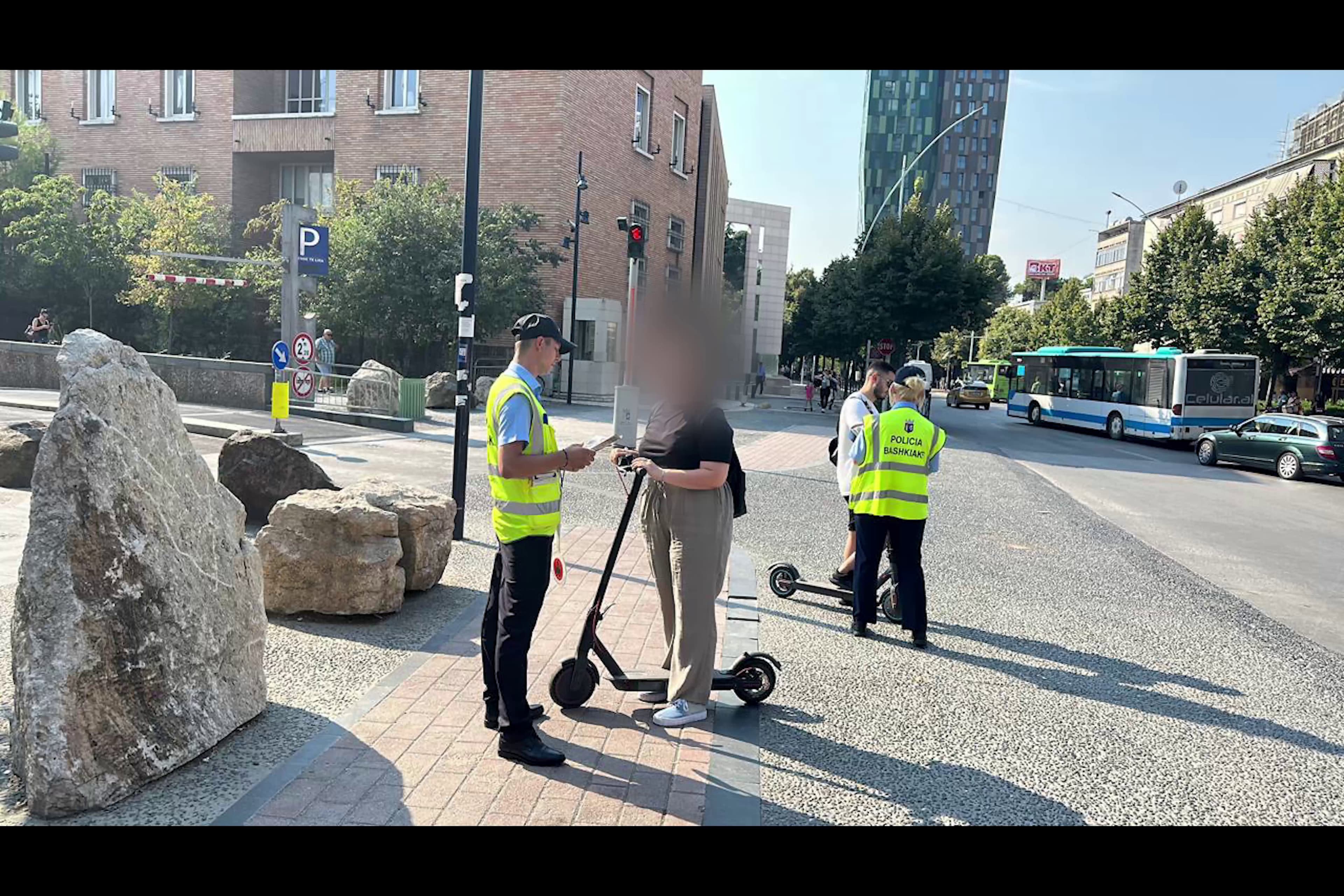 Fushatë për përdoruesit e patinave elektrike/ Gjoba deri në 2 mijë l për shkelje të rregullave në trafik