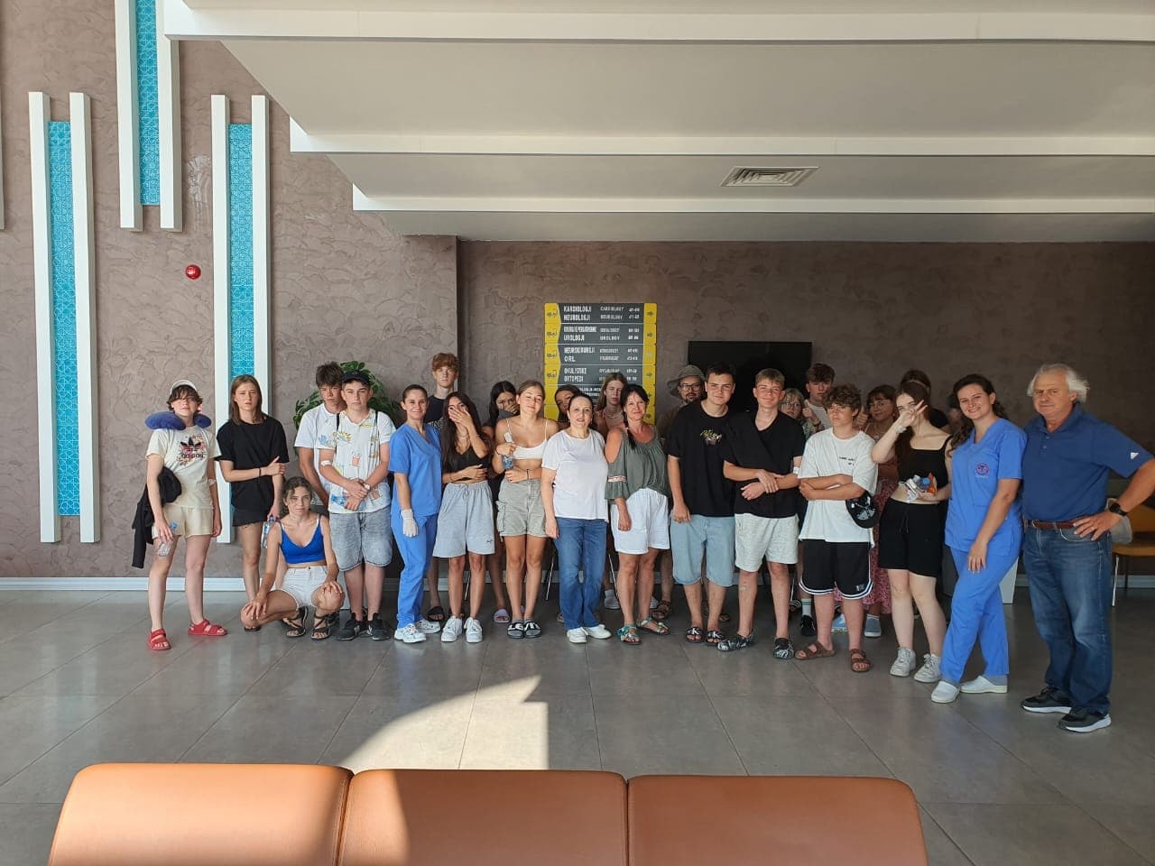 Helmimi i turistëve polakë/ Manastirliu: Pas ofrimit të ndihmës lënë ambientet e spitaleve në Vlorë e Fier