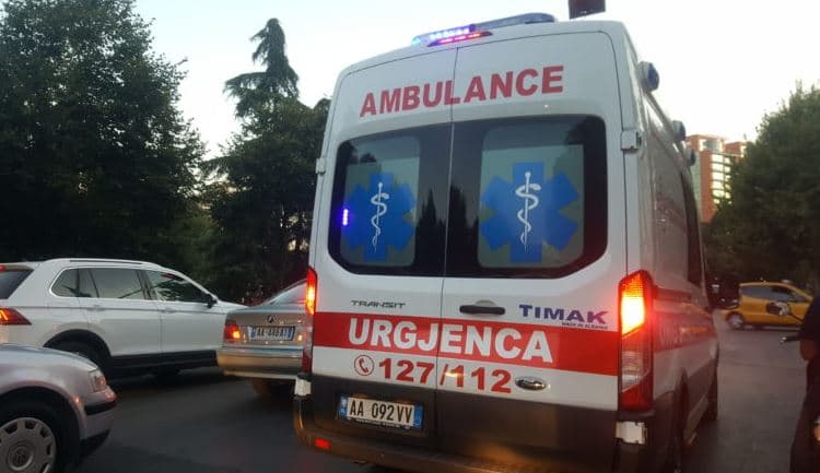 Tiranë/ Makina përplas motorin, plagoset 61-vjeçari 