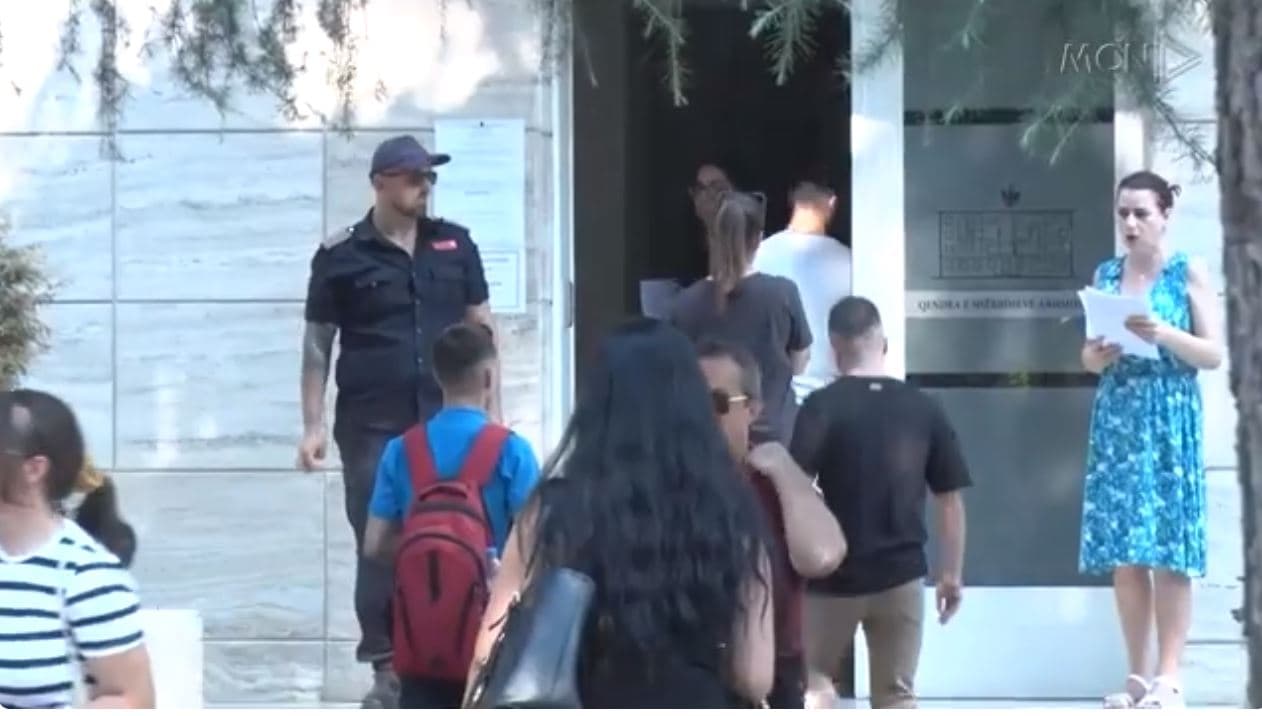 Maturantët bojkotojnë mjekësinë. 800 nga 1800 të rinj nuk morën pjesë në provimin hyrës